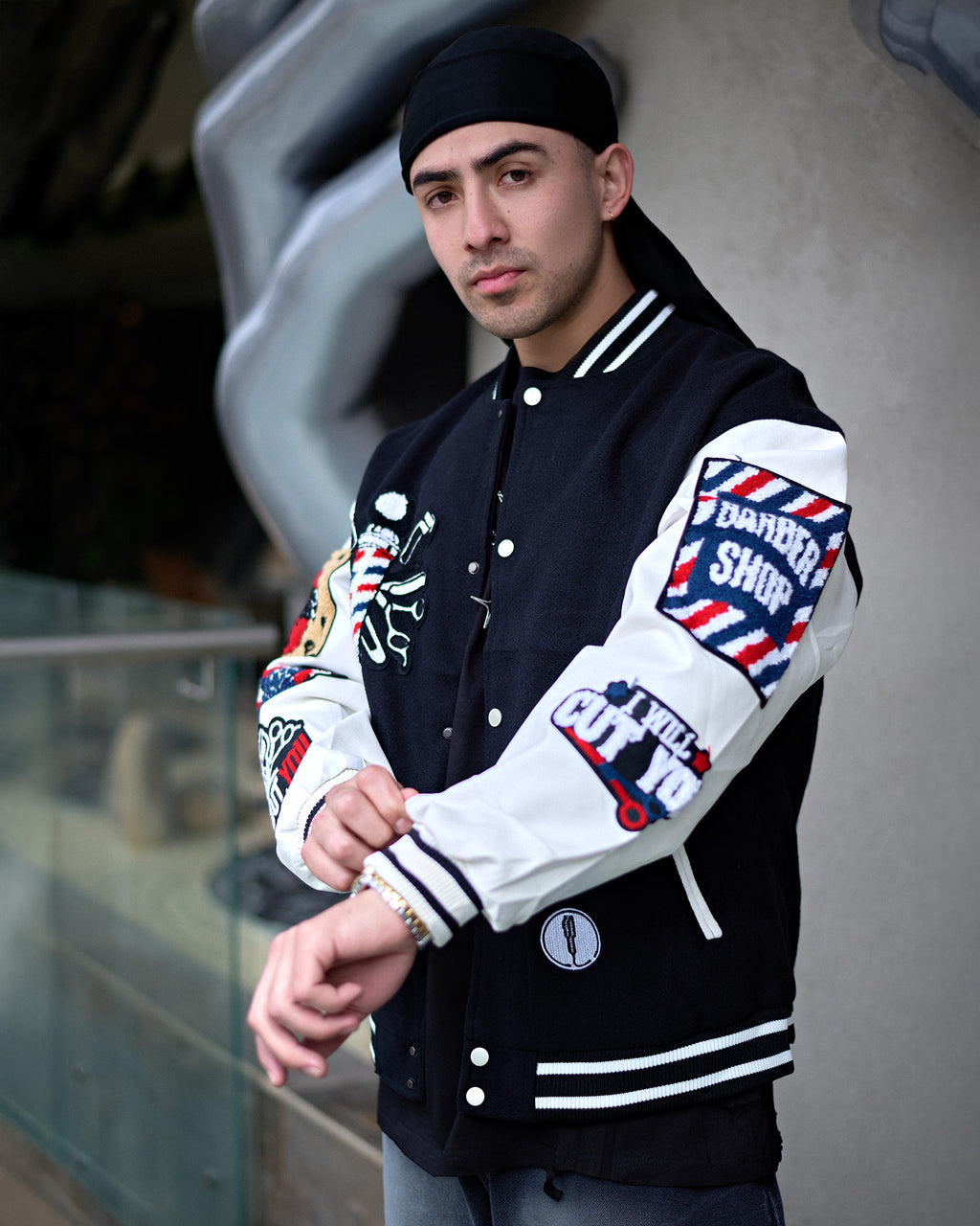 Chaqueta beisbolera varsity Urbana con Parches Bordados | Estilo Streetwear Premium
