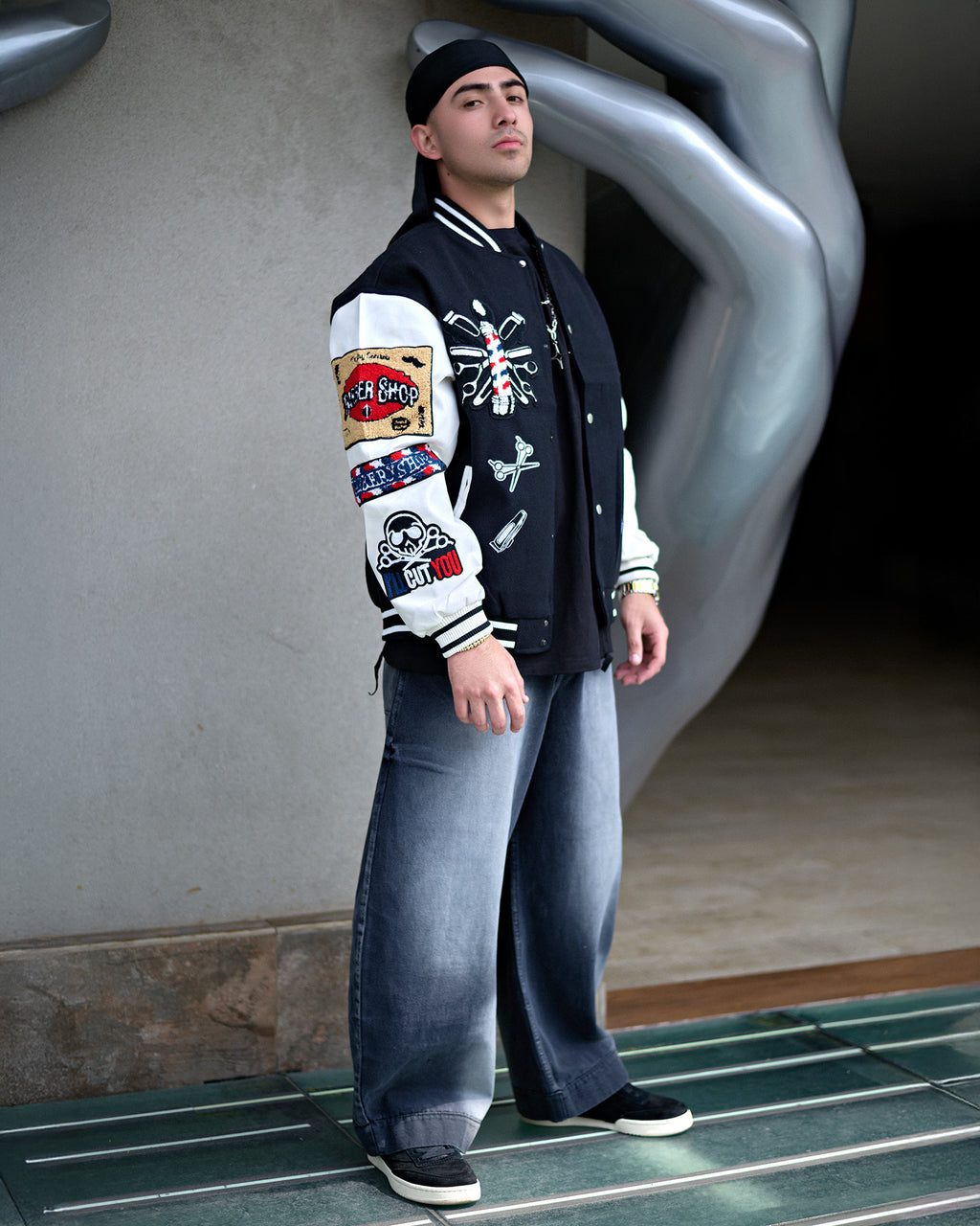 Chaqueta beisbolera varsity Urbana con Parches Bordados | Estilo Streetwear Premium