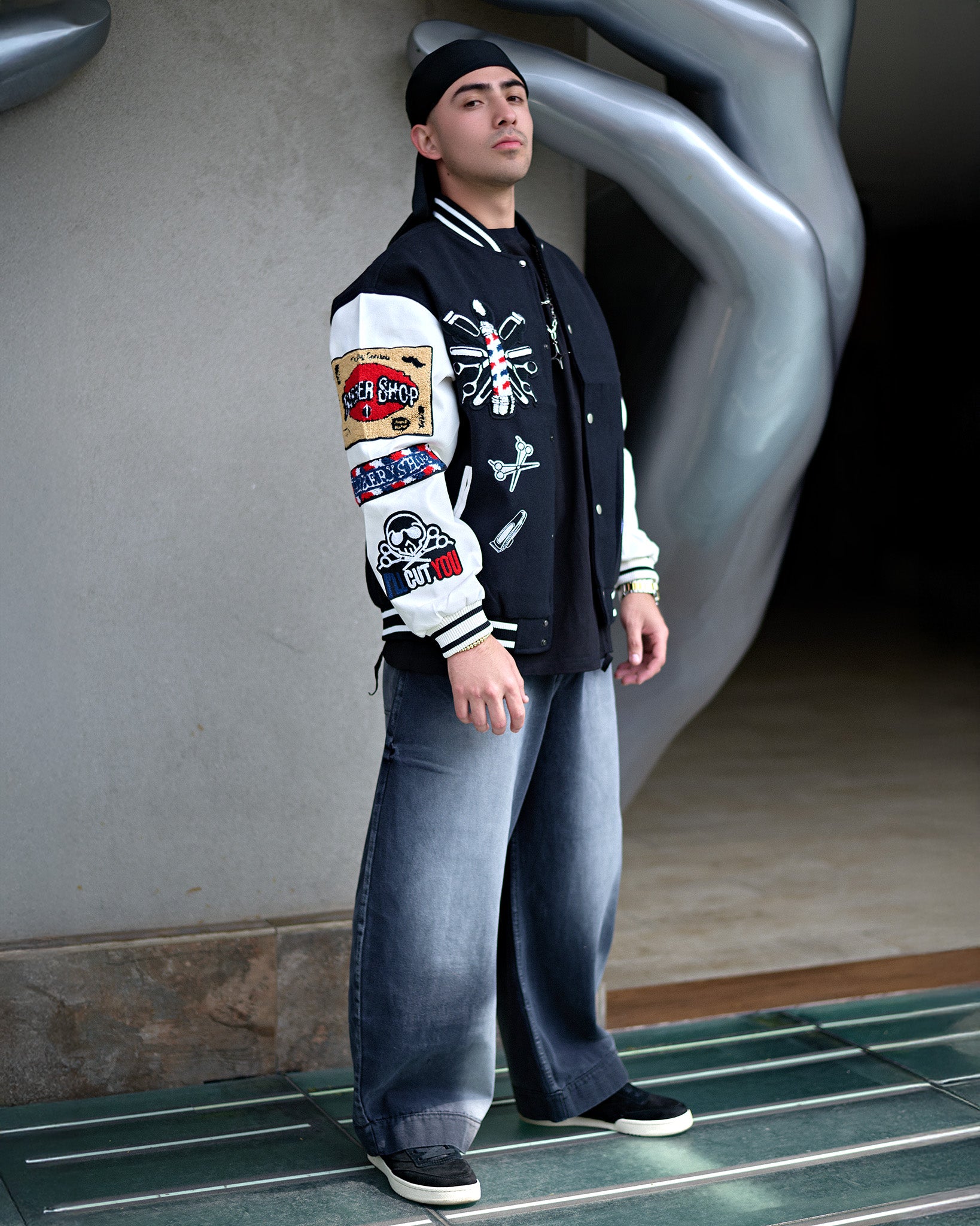Chaqueta beisbolera varsity Urbana con Parches Bordados | Estilo Streetwear Premium