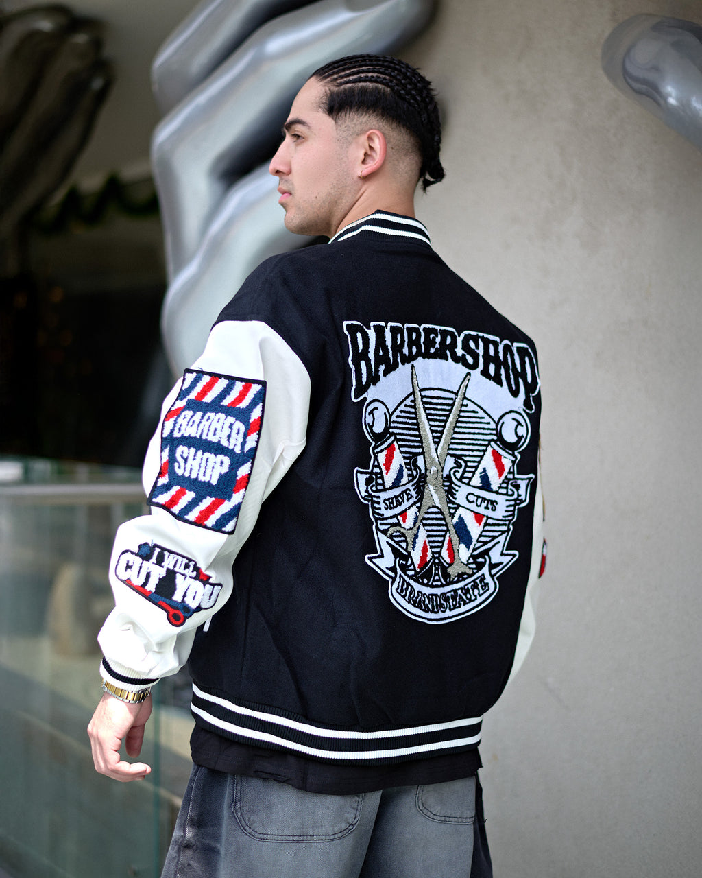 Chaqueta beisbolera varsity Urbana con Parches Bordados | Estilo Streetwear Premium