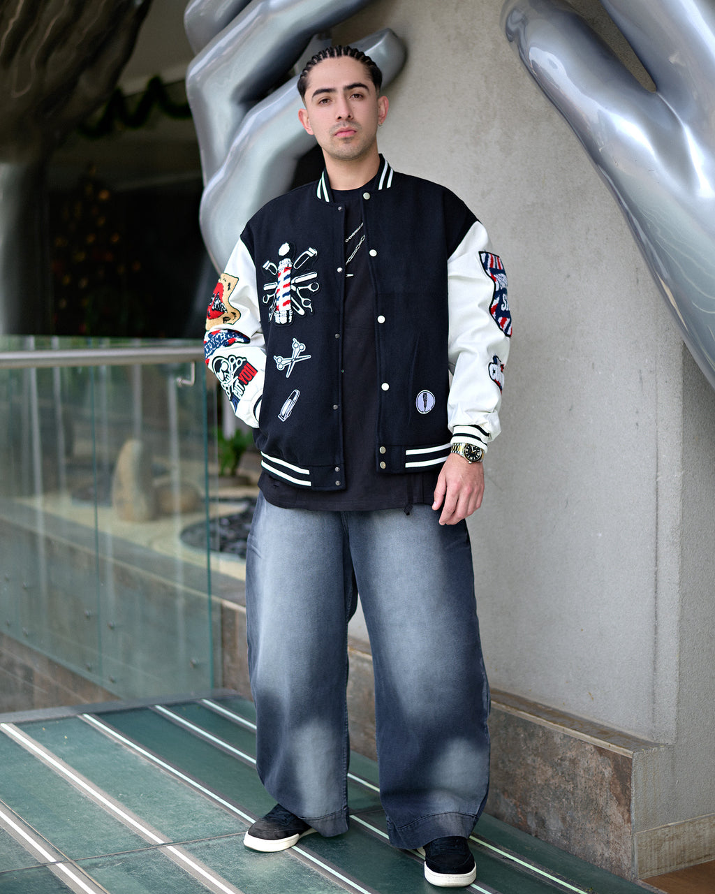 Chaqueta beisbolera varsity Urbana con Parches Bordados | Estilo Streetwear Premium