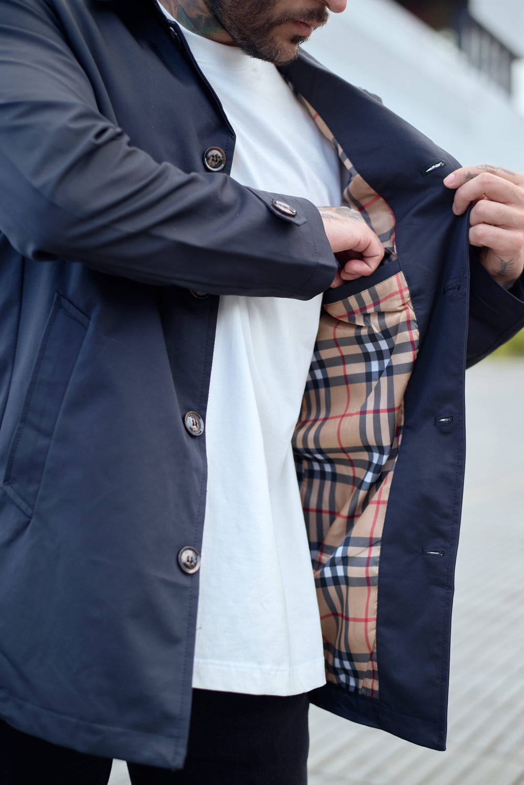 Gabardina Corta Catwalk – Trench Coat Ligero para Bogotá